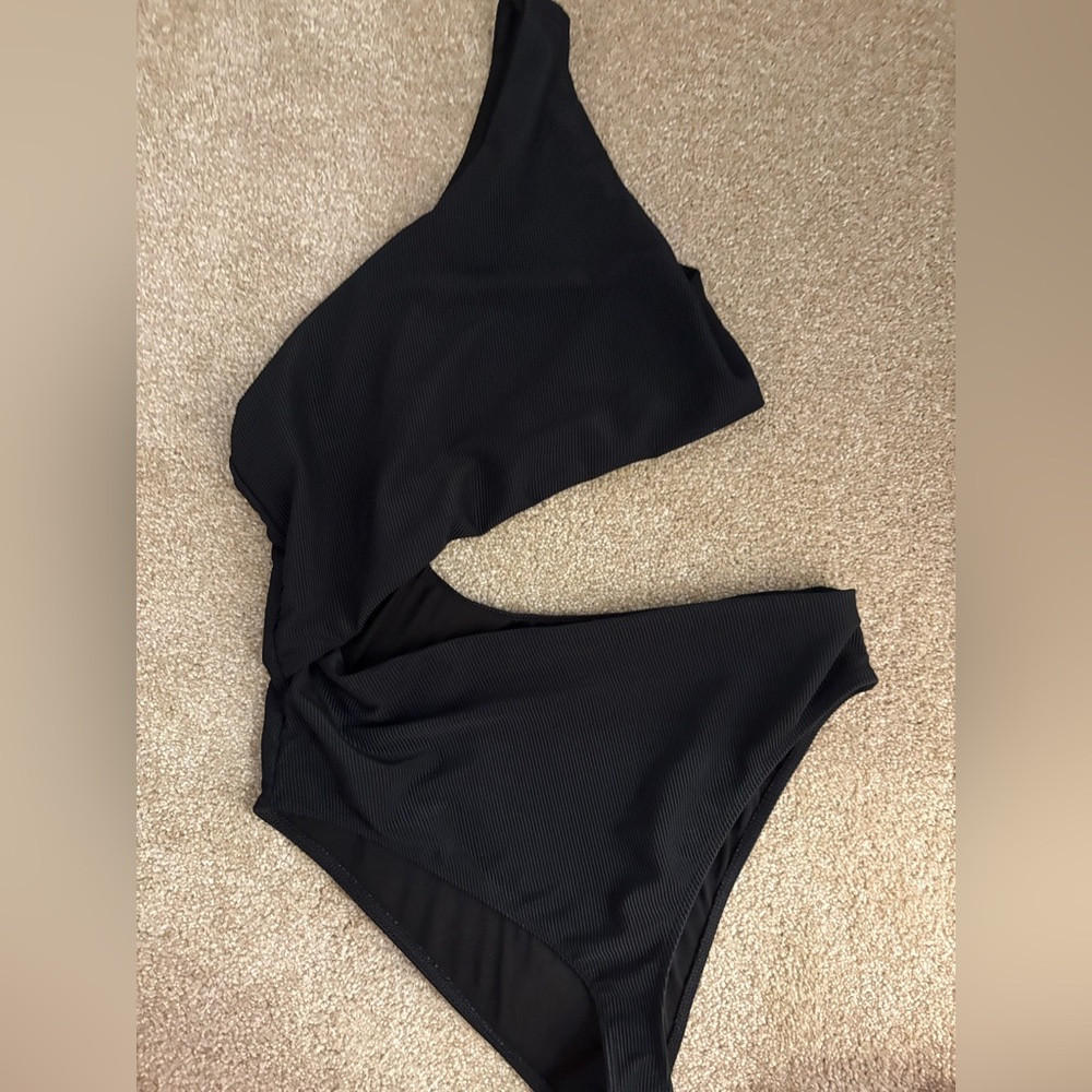 Beach riot one piece black cut out M